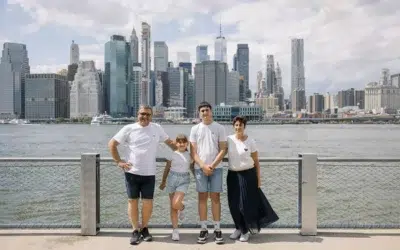 Séance photo d'une famille avec la skyline de New York en fond