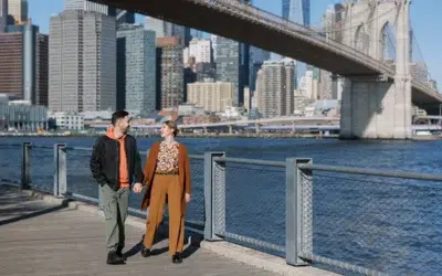 Séance photo jeune couple sous Pont de Brooklyn New York