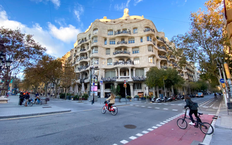 barcelone en français visite à vélo gaudi