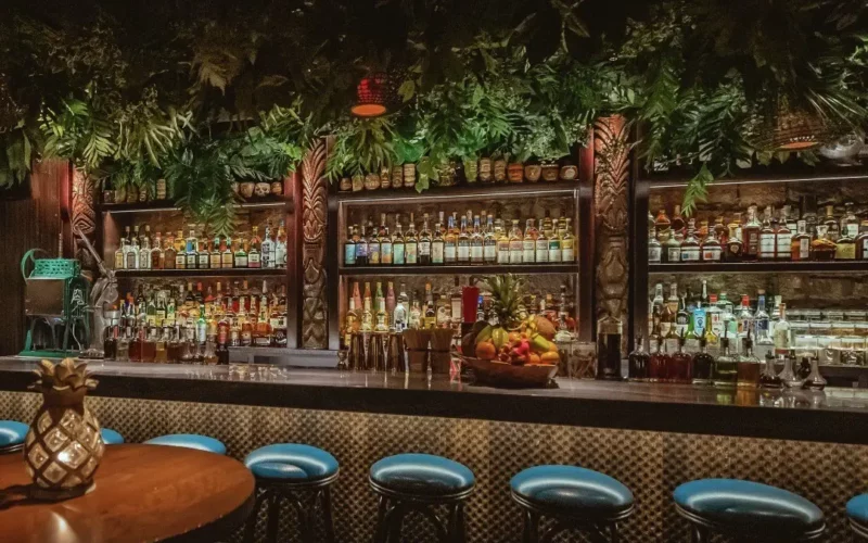 Three Dots and a Dash speakeasy à Chicago