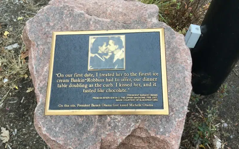 Le monument de Barack Obama, le lieu de leur 1e bisous à Chicago
